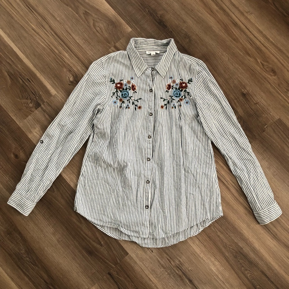 WESTPORT blue and white silver stripe floral embroidered button down size medium